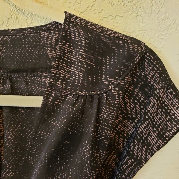 Guess Women's V-neck Dress Brown Black Abstract Elastic Belted Waist Sz Medium - Picture 7 of 8